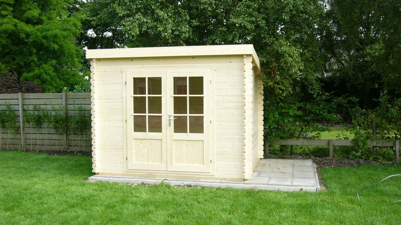 Licht houten tuinhuis Interflex 3025L op betonnen plaat in zonnige tuin