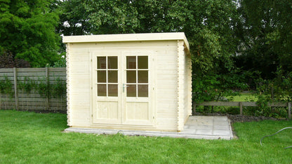 Licht houten tuinhuis Interflex 3025L op betonnen plaat in zonnige tuin