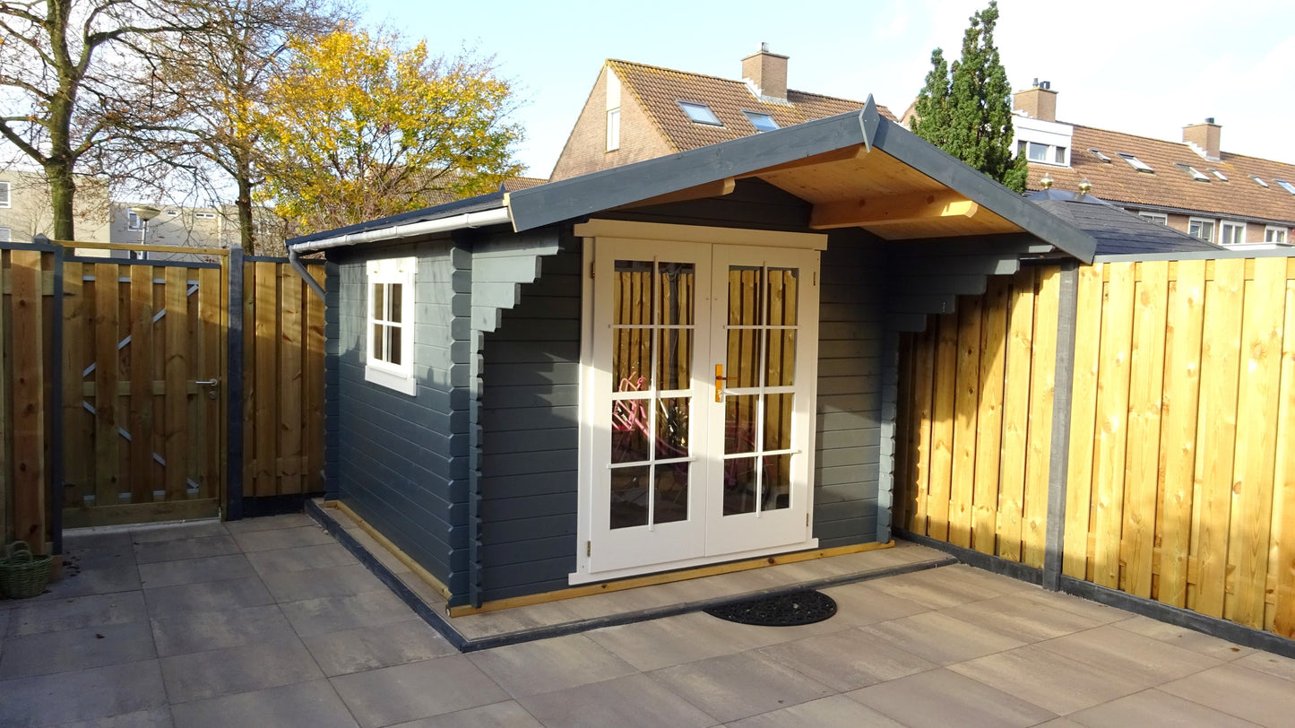 Donkergroen tuinhuis Interflex 3032 met brede luifel langs houten schutting