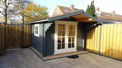Donkergroen tuinhuis Interflex 3032 met brede luifel langs houten schutting