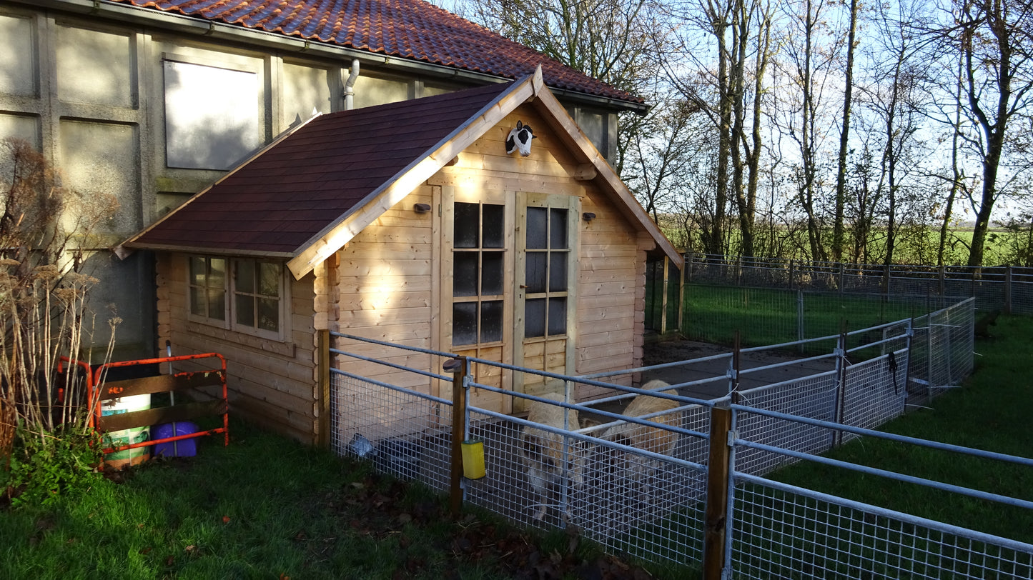 Tuinhuis Interflex 3530K als sfeervol houten gastenverblijf bij dieren  in groene tuin