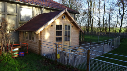Tuinhuis Interflex 3530K als sfeervol houten gastenverblijf bij dieren  in groene tuin