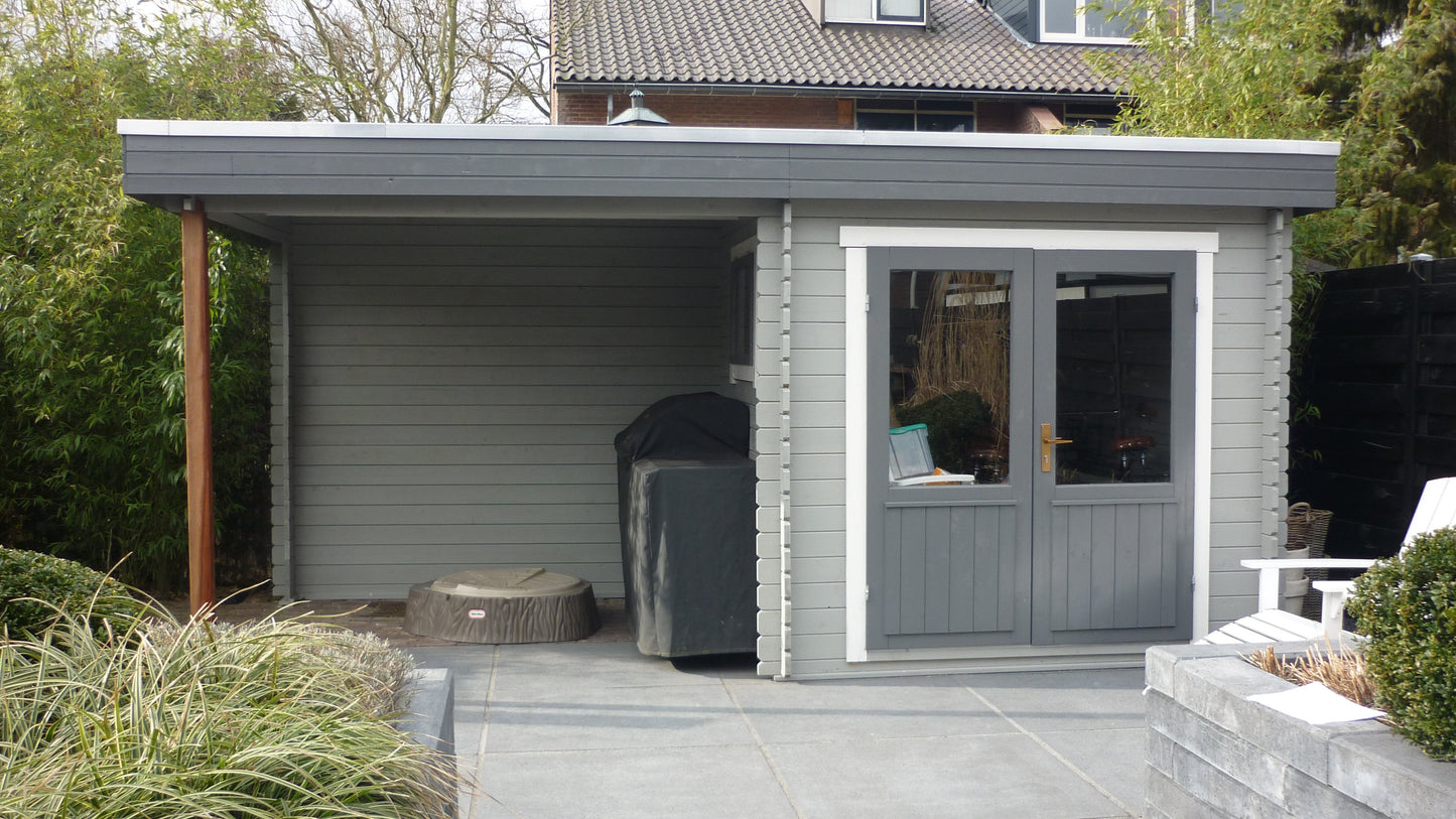 Luxe, duurzaam, modern, gecoat houten Interflex 2526Z tuinhuis met overkapping en berging geïnstalleerd in iemands tuin
