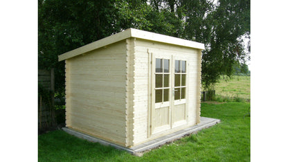 Licht houten tuinhuis Interflex 3020L met plat dak op betonnen fundament in het gras