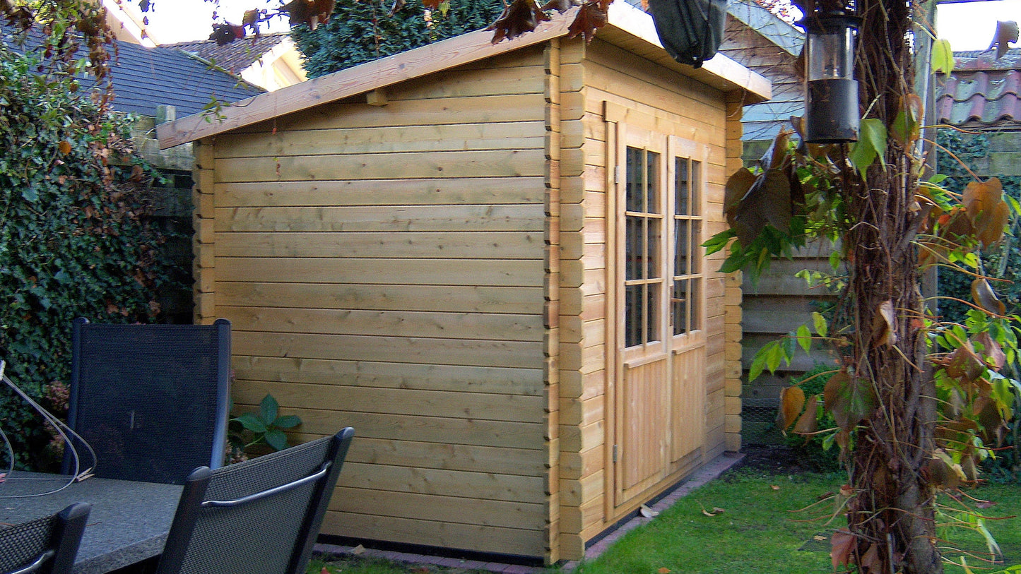 Houten tuinhuis Interflex 3020L in groene achtertuin naast terras met loungeset