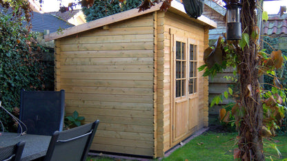 Houten tuinhuis Interflex 3020L in groene achtertuin naast terras met loungeset