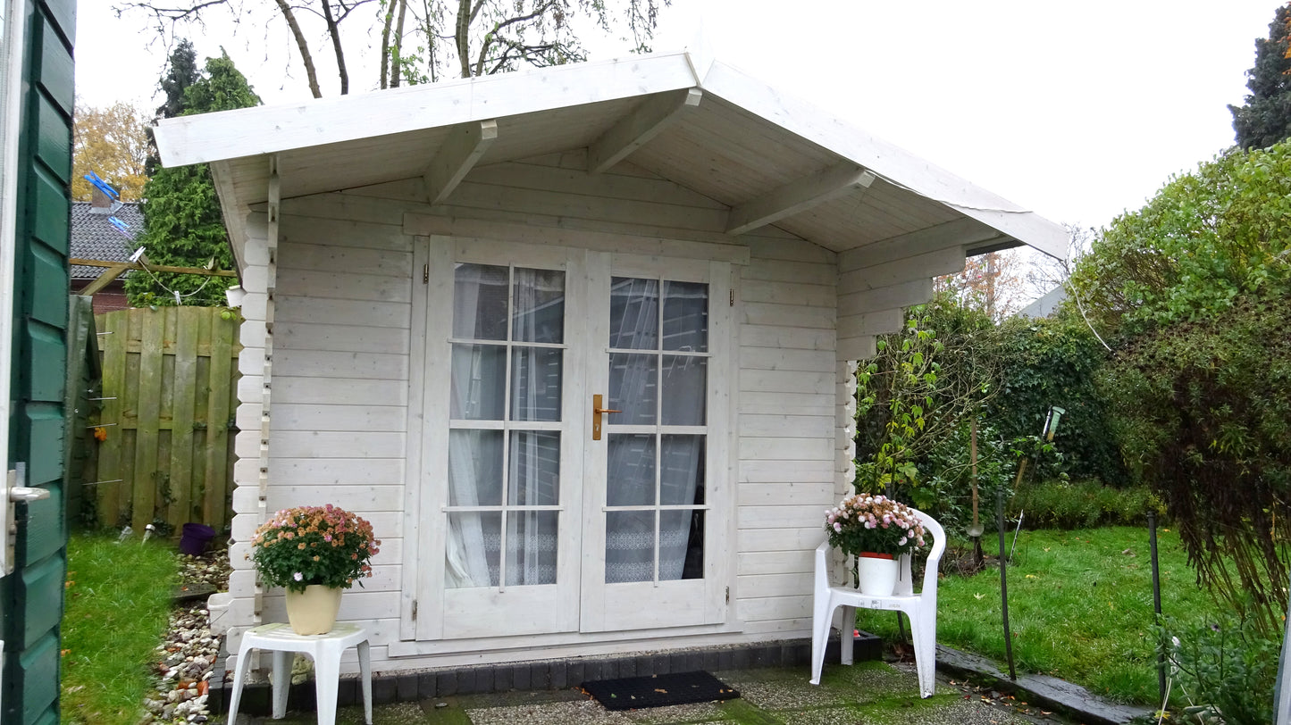 Wit geschilderd tuinhuis Interflex 3032 met veranda en stoel op grasveld