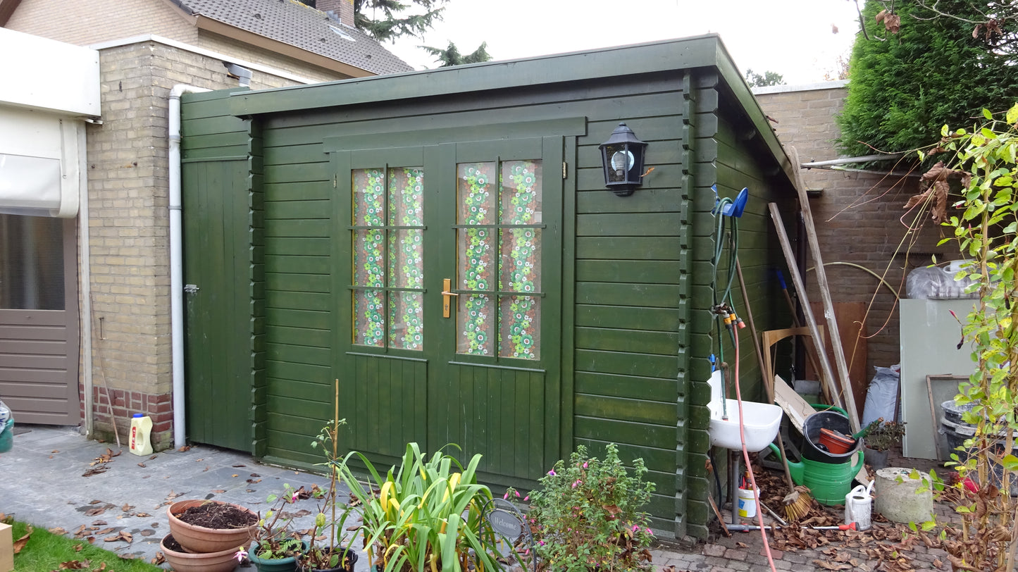 Donkergroen geschilderd tuinhuis Interflex 3020L met ramen en openslaande deuren aan gevelzijde