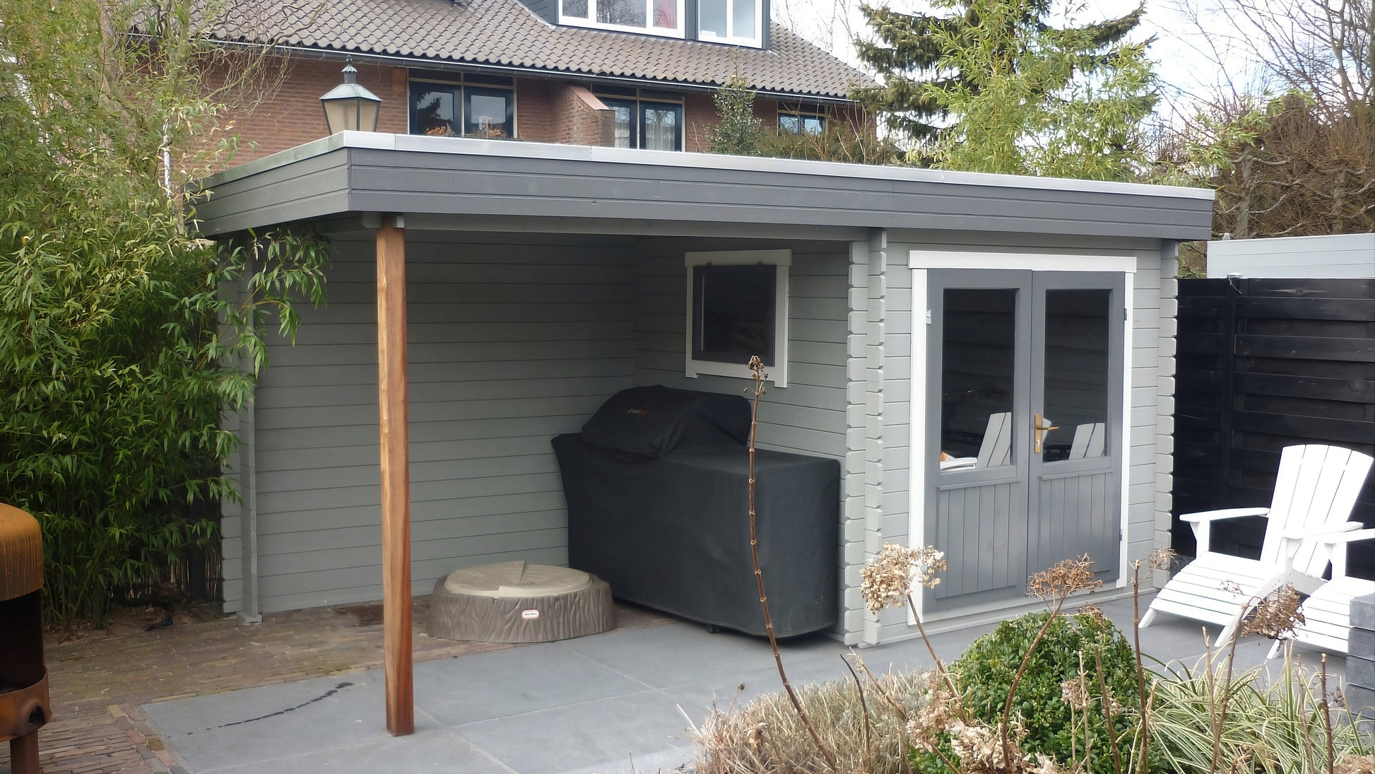 Luxe, duurzaam, modern, gecoat houten Interflex 2526Z tuinhuis met terrasoverkapping en berging geïnstalleerd in iemands tuin